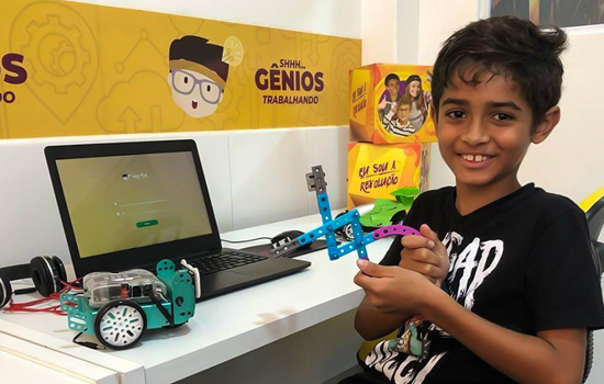 Alunos programando